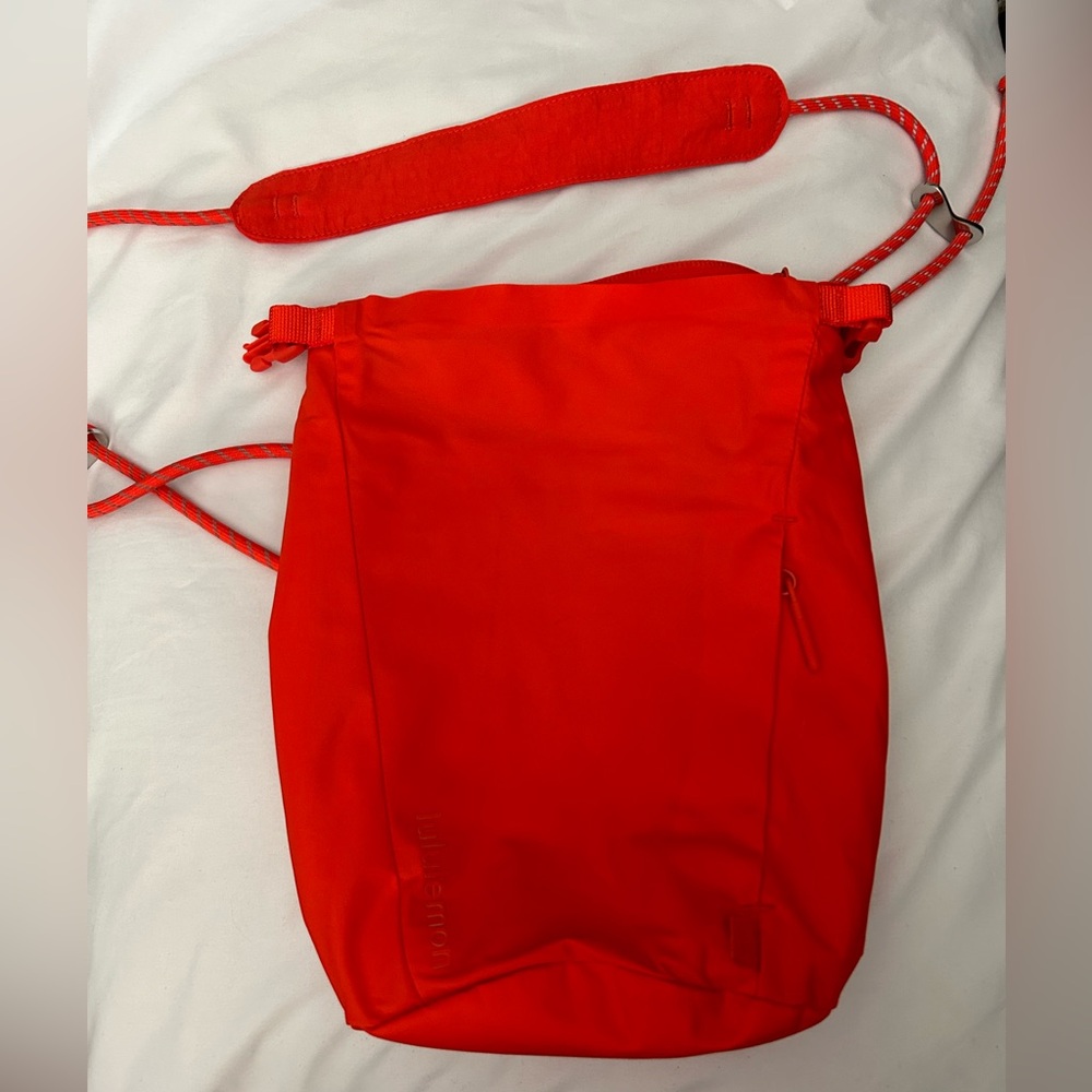 lululemon athletica orange roll top zip clip adjustable crossbody bag EUC